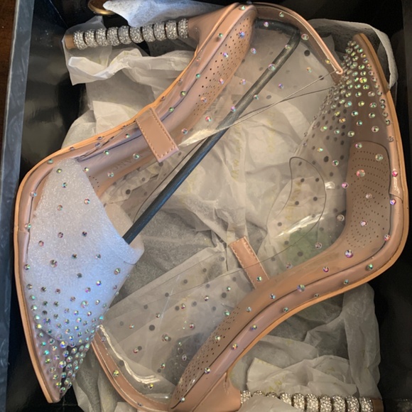 Azalea Wang gorgeous Heels 7.5 - Picture 5 of 5